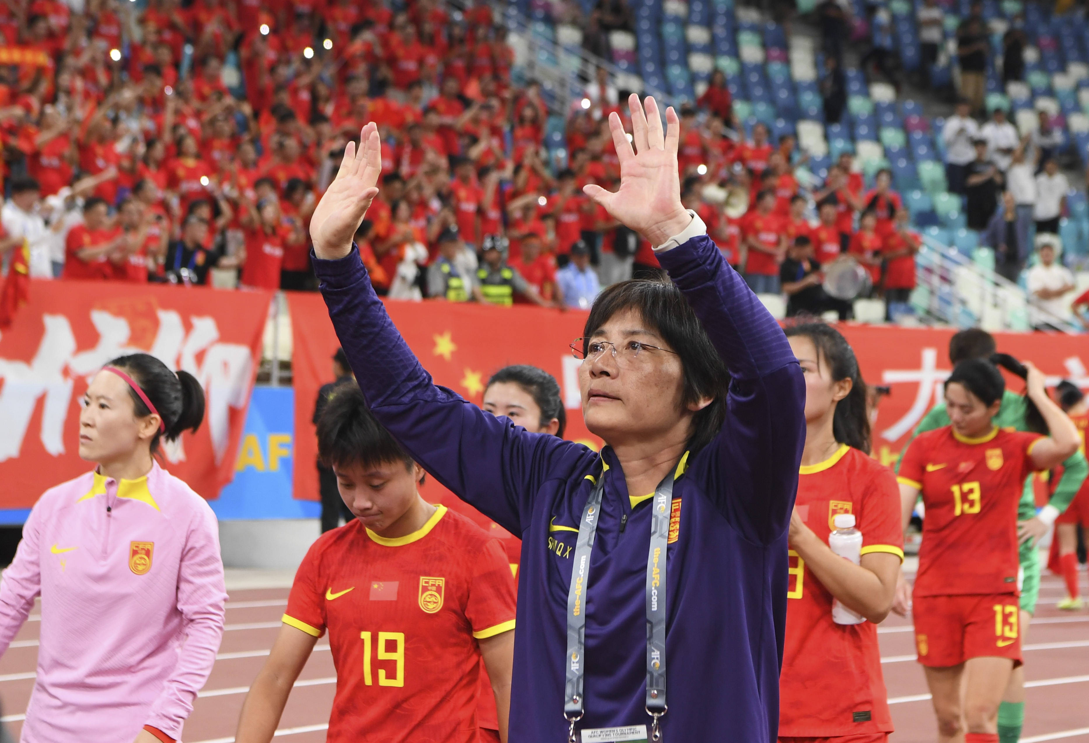 中国女足赛场失利，队员难掩失落之情 