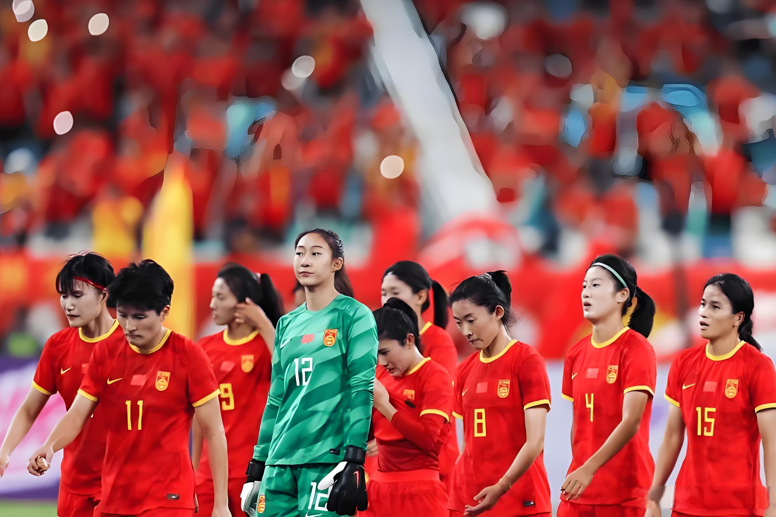 中国女足赛场失利，队员难掩失落之情 
